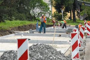 Ve Štramberku na Bařinách se budují nejen nové chodníky, ale i nová parkovací stání. Stavební práce by měly být dokončeny do konce letošního roku. 
FOTO: DAVID MACHÁČEK