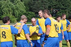 Fotbalisté Kopřivnice se radují ze zisku poháru, který už před sobotním zápasem dostali za vítězství v okresním přeboru. 
FOTO: JANA FEILHAUEROVÁ