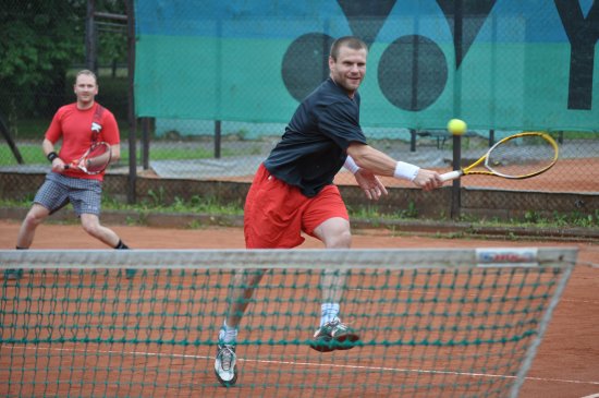Hokejisté Václav Varaďa a Michal Nevrkla dokázali na turnaji V.I.P., který hostily kopřivnické kurty, že tenisovou raketou vládnou také velice dobře. 
FOTO: JANA FEILHAUEROVÁ