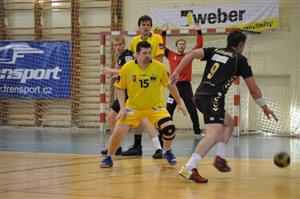 Jiří Gřes (č. 15) ani jeho spoluhráči nebudou na sezonu 2010/11 vzpomínat v příliš dobrém. Snad se v dalším ročníku extraligy, který se rozběhne v září, mužstvu povede lépe.
FOTO: J. FEILHAUEROVÁ