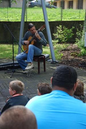 Na zahradě Dětského centra zahrál kytarista Sandor Mester, děti jeho vystoupení odměnily potleskem i kresbami.
FOTO: D. HOĎÁKOVÁ