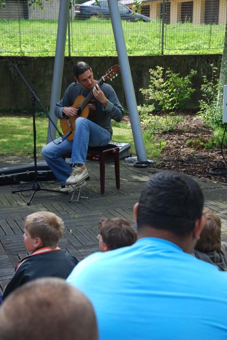 Na zahradě Dětského centra zahrál kytarista Sandor Mester, děti jeho vystoupení odměnily potleskem i kresbami.
FOTO: D. HOĎÁKOVÁ