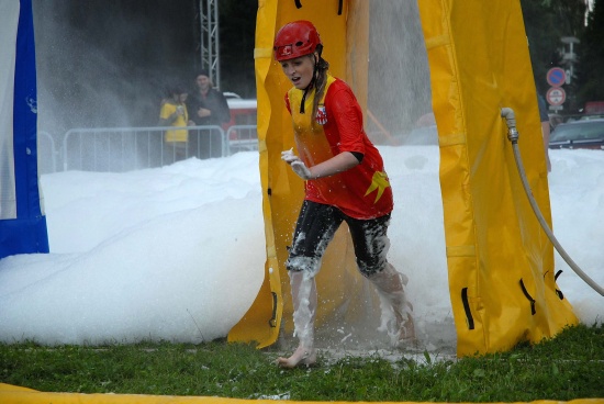 V rámci Lašského laškování čekala na hasičské týmy nejextrémnější ze čtyř připravených soutěží. Dobrovolní hasiči se při ní brodili nejen pěnou, ale také na ně čekala ledová sprcha.  
FOTO: DAVID MACHÁČEK
