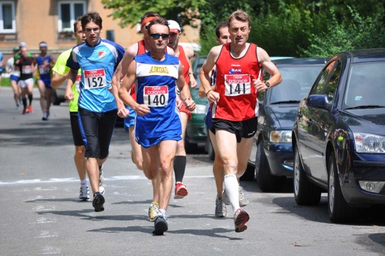 Na Koridě si s běžci i organizátory pořádně zahrálo počasí. Muži odstartovali v 11 hod. do příjemného počasí, většinu závodu je ale nakonec kropil déšť.
FOTO: JANA FEILHAUEROVÁ