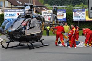Srážka cyklisty a osobního automobilu, jejímž následkem bylo těžké zranění, zablokovala dopravu v Kopřivnici na několik desítek minut. Záchranářský vrtulník totiž přistával přímo na křižovatce ulic Záhumenní a Husovy.
FOTO: DAVID MACHÁČEK
