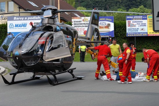 Srážka cyklisty a osobního automobilu, jejímž následkem bylo těžké zranění, zablokovala dopravu v Kopřivnici na několik desítek minut. Záchranářský vrtulník totiž přistával přímo na křižovatce ulic Záhumenní a Husovy.
FOTO: DAVID MACHÁČEK