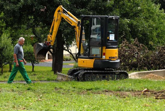 Práce na rekonstrukci zahrady v Mateřské škole v Lubině se rozjely naplno, po jejím dokončení se zahrada promění v Ptačí svět.
FOTO: DAVID MACHÁČEK
