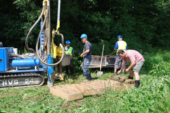 Vrtné práce zjišťující složení podloží na skládkách skončily v polovině července. Nyní odborná firma zpracovává posudky, které radnici předá do konce srpna.
FOTO: DANA HOĎÁKOVÁ
