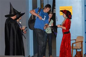 Na návštěvníky půlnoční premiéry filmu Harry Potter a relikvie smrti čekalo překvapení v podobě personálu v kostýmech a dárků.
FOTO: DAVID MACHÁČEK