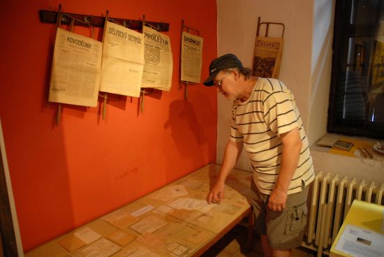 Josef Hrček s částí historických písemností, které náhodou objevil ve zdech dosloužilého historického včelínu.
FOTO: DAVID MACHÁČEK