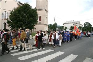 Ženklavou procházel u příležitosti oslav první písemné zmínky velký průvod v dobových kostýmech, krojích a uniformách. 
FOTO: ARCHÍV OBCE