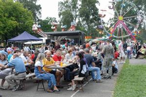 První Lašské gulášové slavnosti, které v letním programu nahradily revivalovou Koprofku, svým charakterem připomínaly malou pouť.
FOTO: DAVID MACHÁČEK