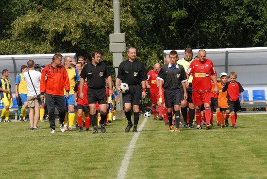 Nové travnaté hřiště pod internáty si kopřivničtí fotbalisté poprvé vyzkoušeli při vzájemném duelu s bývalými reprezentanty.
FOTO: DAVID MACHÁČEK
