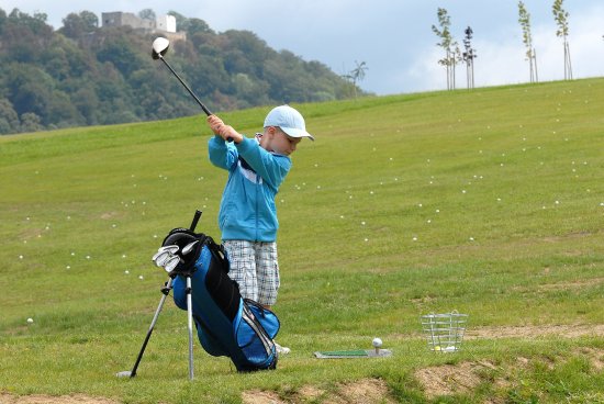 Především na děti a mladé hráče má být soustředěna pozornost nově otevřeného golfového hřiště, které za poslední rok vyrostlo mezi Mniší a Hukvaldy.
FOTO: DAVID MACHÁČEK