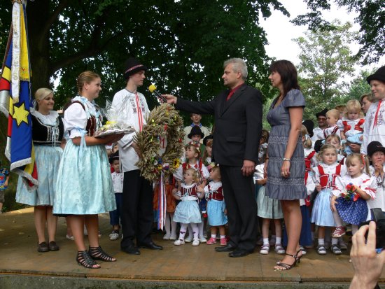 Předáním dožínkového věnce a koláčů z čerstvě namleté mouky starostovi Závišic a jeho manželce začaly XXI. dožínkové slavnosti.
FOTO: ILONA MAZALOVÁ