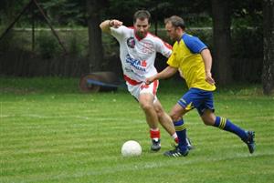 Radek Bonk si na fotbalové akci v Lubině zahrál v obraně Ocelářů Třinec, kteří divákům předvedli nejen své fotbalové umění, ale i pohár pro mistra extraligy.
FOTO: JANA FEILHAUEROVÁ