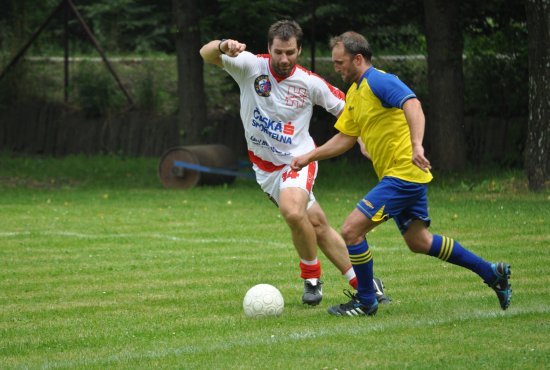 Radek Bonk si na fotbalové akci v Lubině zahrál v obraně Ocelářů Třinec, kteří divákům předvedli nejen své fotbalové umění, ale i pohár pro mistra extraligy.
FOTO: JANA FEILHAUEROVÁ