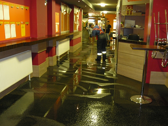 Přívalové deště zaměstnaly hasiče. Během chvilky vyjížděli k zásahům jak podnikoví, tak i dobrovolní hasiči.
FOTO: JAN TIHELKA