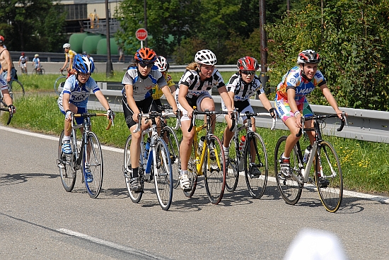 Po zkušebním oválu tatrováckého polygonu se v sobotu proháněly stovky cyklistů. O pohár automobilky Tatra se utkali mladí cyklisté, ženy a speciální závody měli také tělesně postižení sportovci.
FOTO: DAVID MACHÁČEK