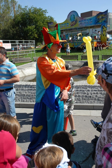 Během nedělního pouťového dopoledne klauni před kulturním domem vyráběli dětem zvířátka z balonků, odpoledne také vystoupili s vlastním představením.
FOTO: DAVID MACHÁČEK