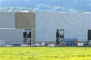 Firma Brose v podnikatelském parku buduje další rozsáhlé produkční kapacity. Nová hala by měla být dokončena v prosinci a výroba začne na jaře příštího roku.
FOTO: DAVID MACHÁČEK