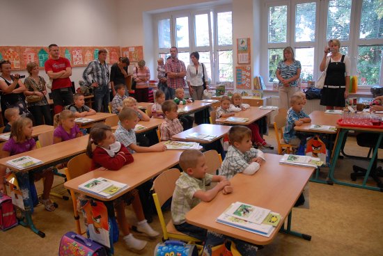 Prvňáčků letos do lavic kopřivnických škol zasedlo o padesát více než vloni. Dvě první třídy vůbec poprvé otevřela také Základní škola v Lubině.
FOTO: DAVID MACHÁČEK