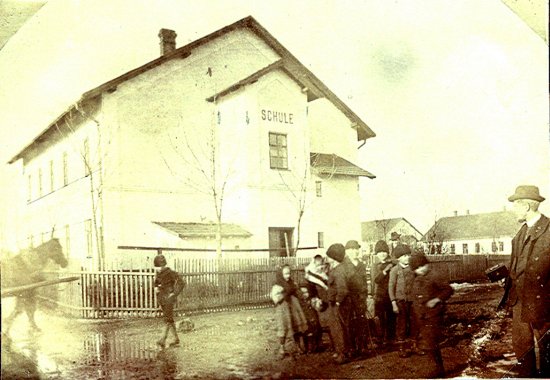 Budova prozatímní německé školy v kolonii. Snímek pochází z doby před rokem 1911.
FOTO: ARCHIV MUZEA FOJTSTVÍ