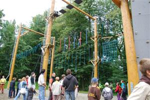 Hned den po otevření nového areálu zdraví si jej mohli v rámci skautské poutě vyzkoušet všichni příchozí. Největší zájem byl o lanové centrum.
FOTO: DANA HOĎÁKOVÁ