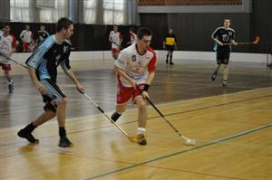 Obránce Jan Matúš (ve světlém dresu) bude i v nadcházející sezoně 2011/12 hájit barvy FBC Vikings Kopřivnice.
FOTO: JANA FEILHAUEROVÁ