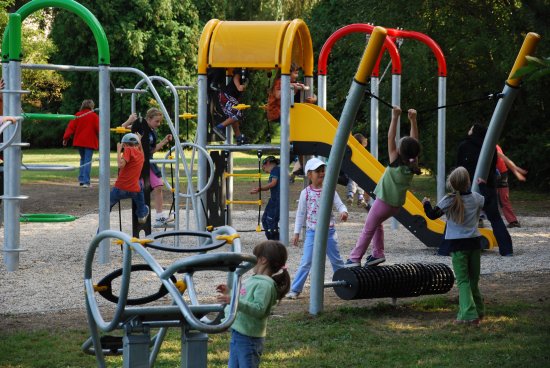 Dětem se nově otevřené hřiště ve Vlčovicích velmi líbilo, žádný z herních prvků nezůstal prázdný. Postupně si vyzkoušely všechny houpačky i prolézačky.
FOTO: DANA HOĎÁKOVÁ