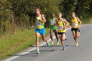 V seběhu do Ženklavy byl Erkolo Ashenafi (č. 25), vítěz letošního Běhu rodným krajem Emila Zátopka, ještě ve skupině běžců. Všem později utekl ve stoupání k prameni Jičínky. Více o náročném půlmaratonu čtěte na straně 7.
FOTO: DAVID MACHÁČEK