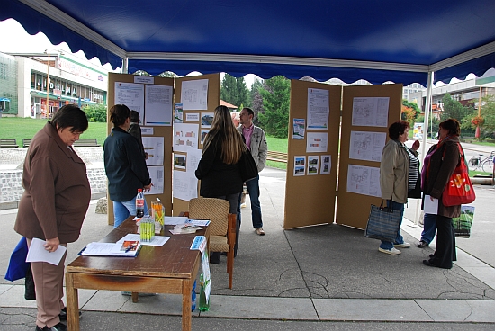 Ve čtyřech stanech si lidé mohli prohlédnout připravované nebo realizované projekty a o nich pak mohli diskutovat s odborníky z radnice.
FOTO: DANA HOĎÁKOVÁ
