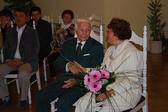 Své ano si po šedesáti pěti letech společného soužití při slavnostním obřadu kamenné svatby v kopřivnické obřadní síni řekli manželé Eliška a Vladimír Kotalovi.
FOTO: DANA HOĎÁKOVÁ