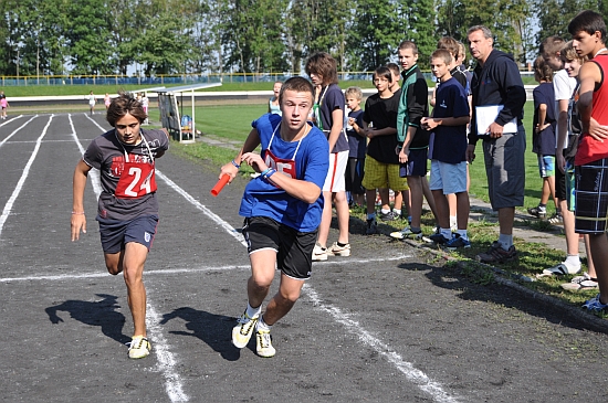 Štafetu kopřivnických základních škol na 25 x 400 metrů s převahou vyhrála ZŠ Emila Zátopka, a potvrdila tak, že nosí jméno slavného rodáka právem. 
FOTO: JANA FEILHAUEROVÁ