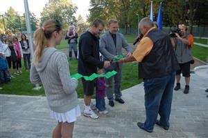 Starosta Josef Jalůvka a hokejový reprezentant Václav Varaďa přestřižením pásky otevřeli nové sportoviště. Slavnostnímu aktu asistoval Lumír Pospěch, ředitel školy dr. Milady Horákové, v jejímž areálu nové hřiště vyrostlo.
FOTO: DAVID MACHÁČEK