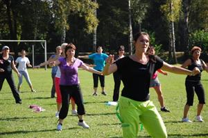 Na hřiště TJ Spartak Lubina přišly minulý týden ve státní svátek odpoledne všichni, kteří si chtěli zacvičit zumbu a zároveň přilepšit pejskům v místním útulku.
FOTO: DANA HOĎÁKOVÁ