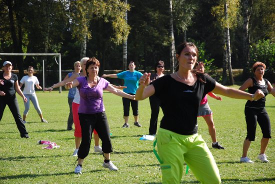 Na hřiště TJ Spartak Lubina přišly minulý týden ve státní svátek odpoledne všichni, kteří si chtěli zacvičit zumbu a zároveň přilepšit pejskům v místním útulku.
FOTO: DANA HOĎÁKOVÁ