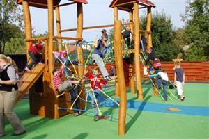 Nově otevřenou zahradu v Mateřské škole v Lubině bude moci využívat i veřejnost. První zpřístupnění je však plánováno až na jarní měsíce.
FOTO: DANA HOĎÁKOVÁ