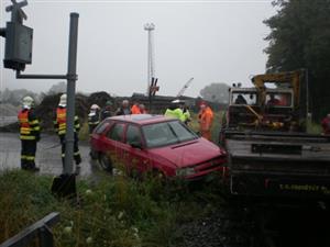 Kopřivničtí hasiči pomáhali s odtažením vozidla, které se střetlo na přejezdu v Mořkově s projíždějící drezínou.
FOTO: JAN TIHELKA