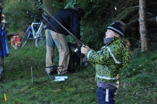 Rybářské kroužky jsou mezi dětmi populární. Potvrdily to také víkendové závody, které mezi dětmi suverénně vyhrála teprve šestiletá Johanka Zemánková.
FOTO: DAVID MACHÁČEK