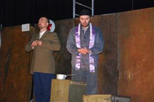 Lukáš Rieger a Jan Kruba, herci brněnského divadla Buranteatr, při kopřivnické inscenaci autorské hry Antonín Huvar v Katolickém domě.
FOTO: DANA HOĎÁKOVÁ