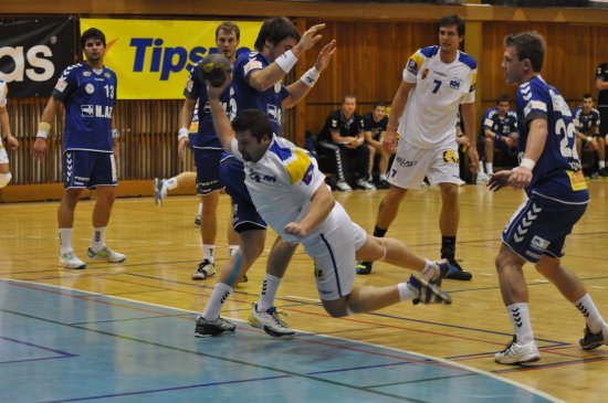 Jiří Gřes dal sice v utkání s Plzní jen dvě branky, ale jako vždy patřil především k tahounům kopřivnické obrany. I jeho zásluhou získala Kopřivnice cenný bod.
FOTO: JANA FEILHAUEROVÁ