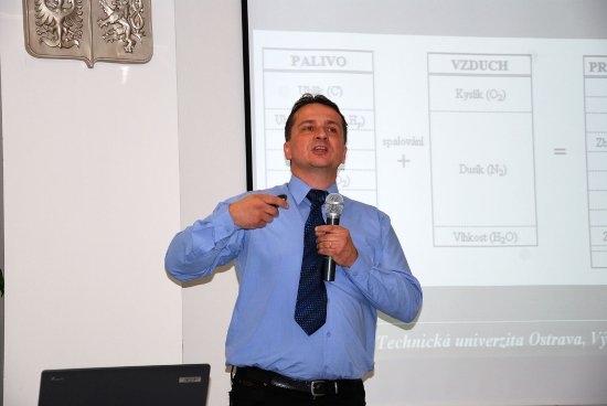 Vystoupení Jiřího Horáka z VŠB-TUO bylo velmi zajímavé, spalování v kotli přirovnával například ke vztahu mezi mužem a ženou. 
FOTO: DANA HOĎÁKOVÁ