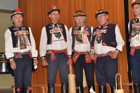 Folkorní soubor Paniháj z Moravan byl netradičním zpestřením letošního, již patnáctého ročníku přehlídky pěveckých sborů v Katolickém domě.
FOTO: DAVID MACHÁČEK