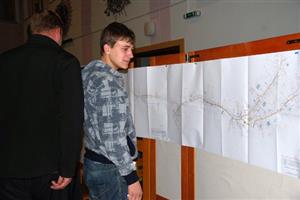Se zájmem si lidé v kulturním domě prohlíželi zpracovanou projektovou dokumentaci k připravované stavbě chodníku v Mniší.
FOTO: DANA HOĎÁKOVÁ