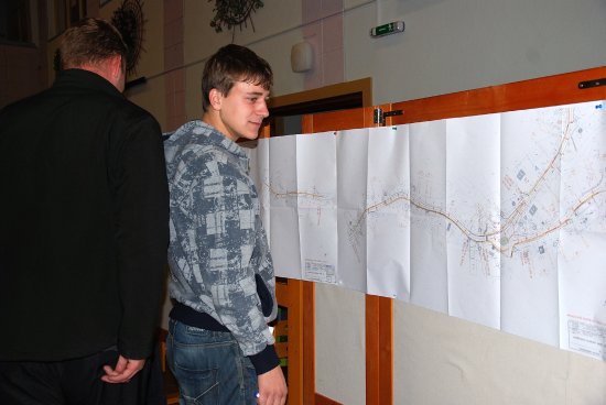 Se zájmem si lidé v kulturním domě prohlíželi zpracovanou projektovou dokumentaci k připravované stavbě chodníku v Mniší.
FOTO: DANA HOĎÁKOVÁ