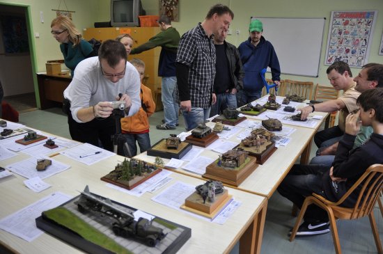 Soutěžící modely na jedenáctém ročníku Kopřivnických pohárů se těšily zájmu diváků. Přišlo jich na 150.
FOTO: DAVID MACHÁČEK