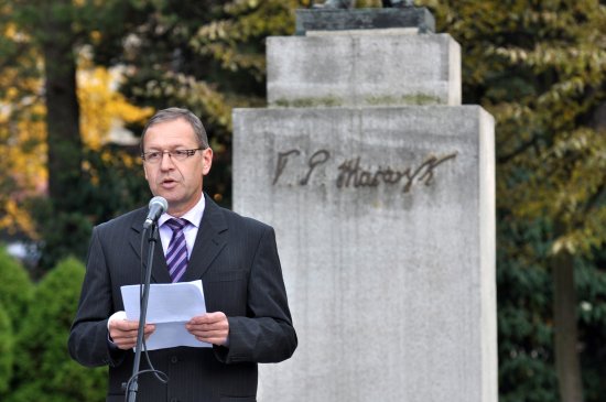 Místostarosta Kopřivnice Miroslav Kopečný řeční v rámci oslav výročí vzniku samostatného Československa před pomníkem Tomáše Garrigua Masaryka.
FOTO: DAVID MACHÁČEK