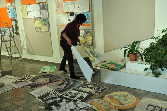 V době uzávěrky tohoto čísla KN ještě probíhaly práce na instalaci výstavy Svět dobrodružství a fantazie. V ZUŠ Zdeňka Buriana bude k vidění do konce listopadu. 
FOTO: DAVID MACHÁČEK