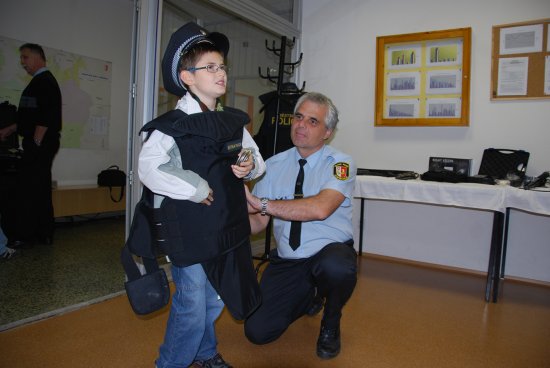 Pro děti, které přišly na den otevřených dveří městské policie, bylo velmi atraktivní vyzkoušet si vybavení strážníků, např. i neprůstřelnou vestu.
FOTO: DANA HOĎÁKOVÁ